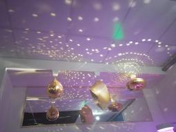 Вращающиеся зеркальные фигуры с проектором